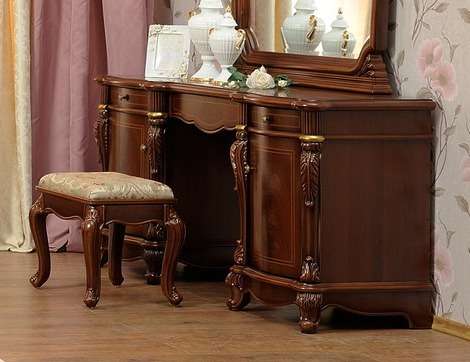 пуф и стол туалетный