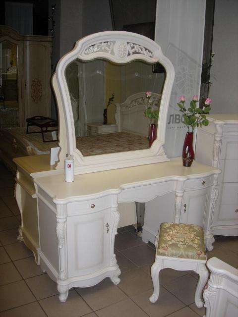 Стол туалетный с зеркалом белый