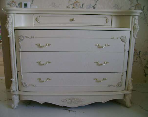 белый широкий комод