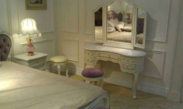 трюмо и пуфы