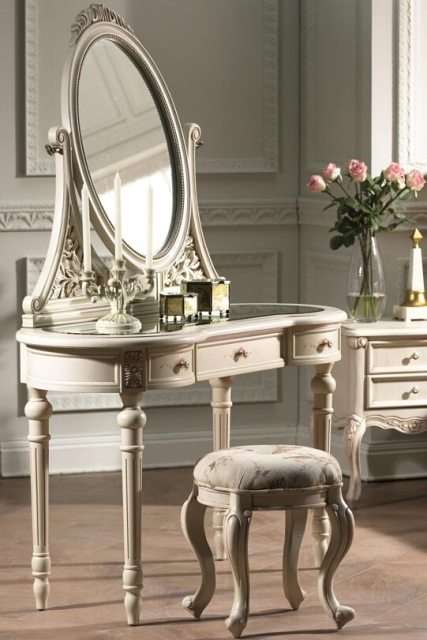 Туалетный стол с зеркалом