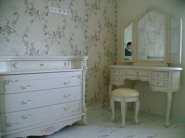 широкий комод трюмо и пуф Софи