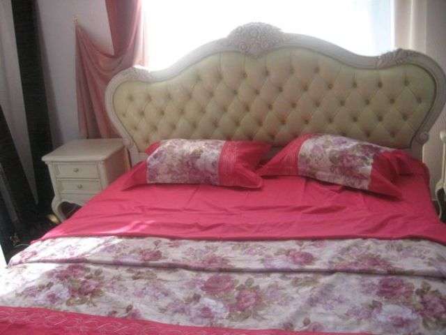 белая кровать из массива гевеи Купить белую кровать Софи с кожанным изголовьем