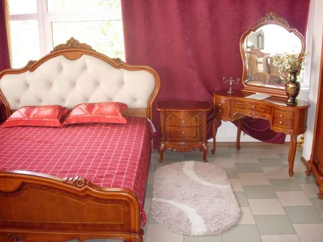 кровать и стол туалетный с зеркалом 205