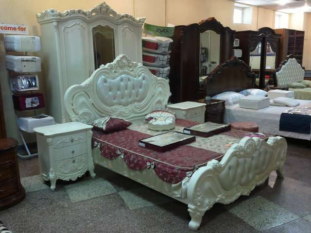 белая спальня, кровать и тумбы