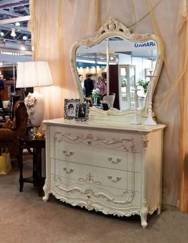 komod s zerkalom beliy