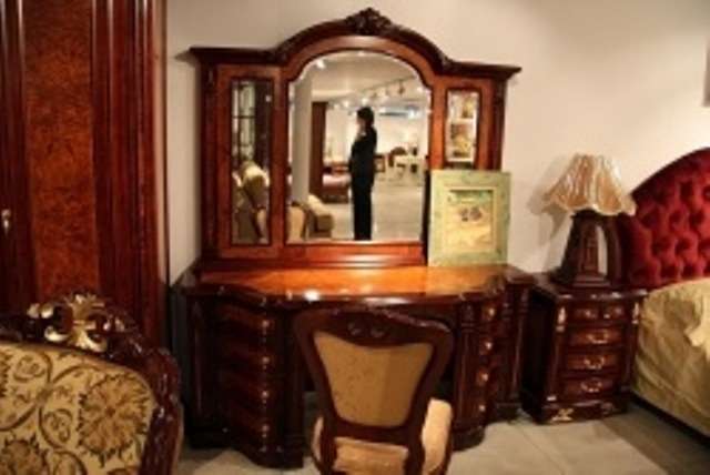 В комплект мебели для спальни Карпентер 216  (Carpenter 216) стол туалетный