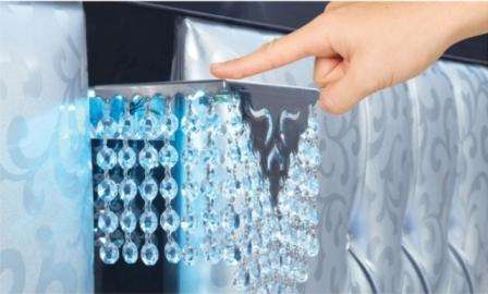 декор и светильник у изголовья кровати