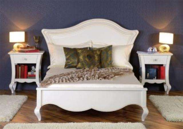 кровать с твердым изголовьем