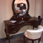 столик туалетный с зеркалом и пуф - кресло