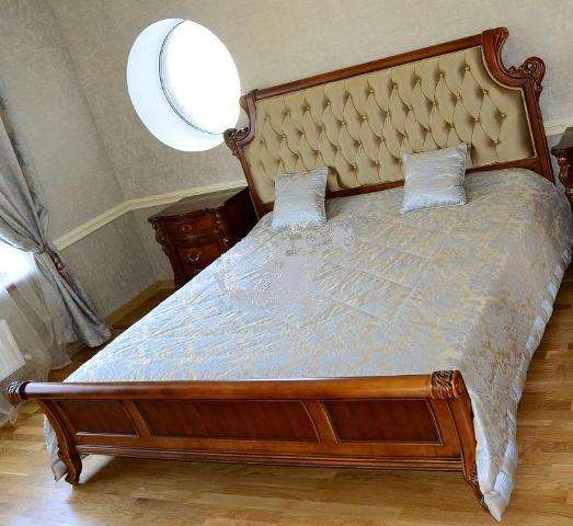 Кровать в цвете орех