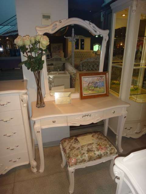 столик туалетный с зеркалом