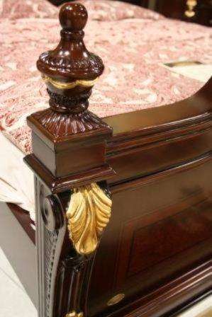 изножье кровати с колонной