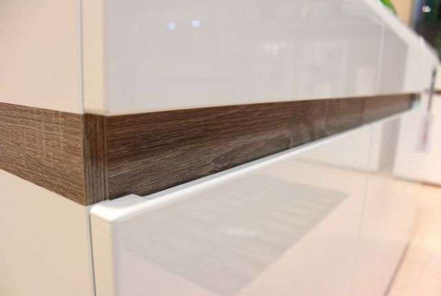 фасады украшены вставками в мебели линате