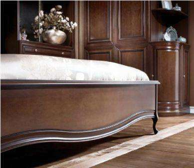 изножье кровати