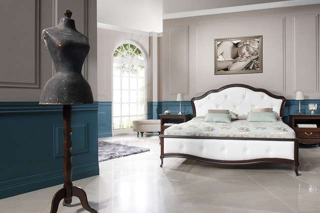 кровать с кожаным изножьем и изголовьем