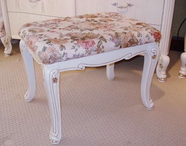 пуфик в спальню с тканевой обивкой