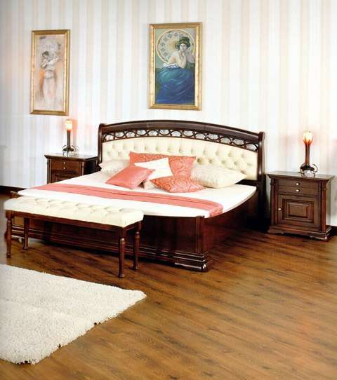 кровать с мягким изголовьем