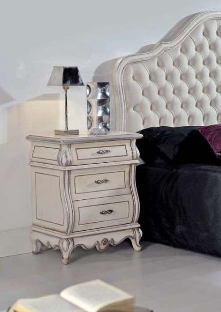 кровать и тумба прикроватная