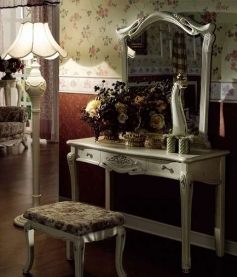 столик с зеркалом и пуфик