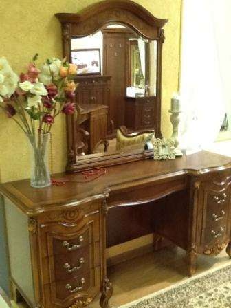 стол туалетній с зеркалом