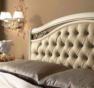 мягкое изголовье кровати