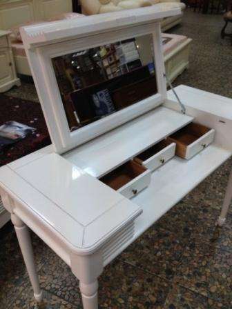 белый туалетный стол дерево