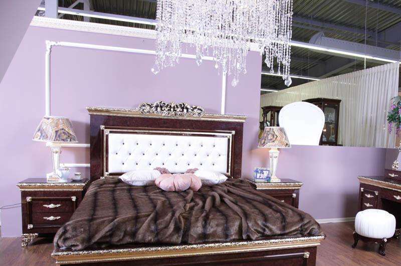 кровать с мягким изголовьем