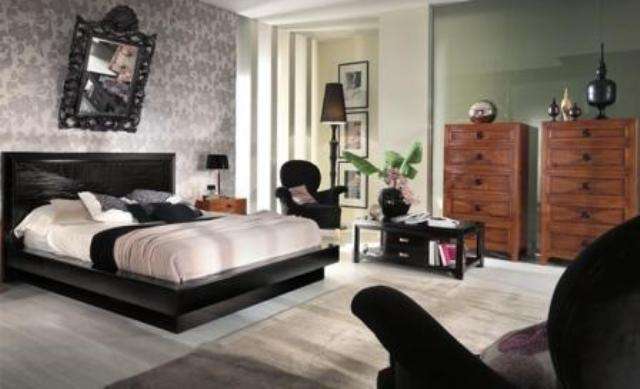 черная румынская кровать в интерьере