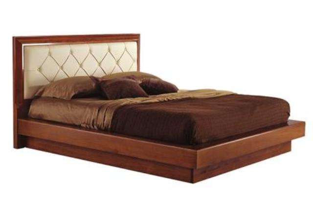 стеганное изголовье кровати