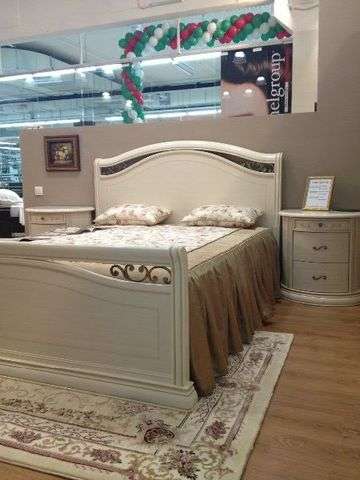 кровать с твердым изголовьем