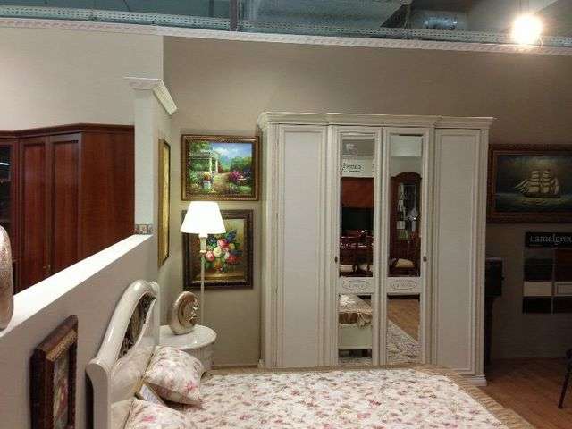 шкаф с зеркальными витринами на 4 двери