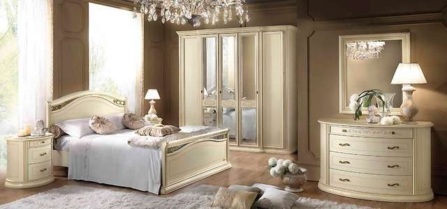 кровать, шкаф на 5 дверей и комод с зеркалом