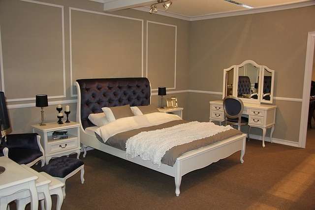 спальня белая с черным изголовьем из кожи