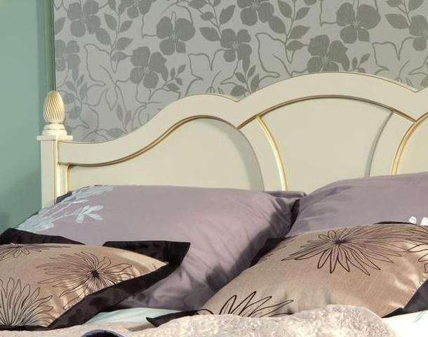 твердое изголовье кровати