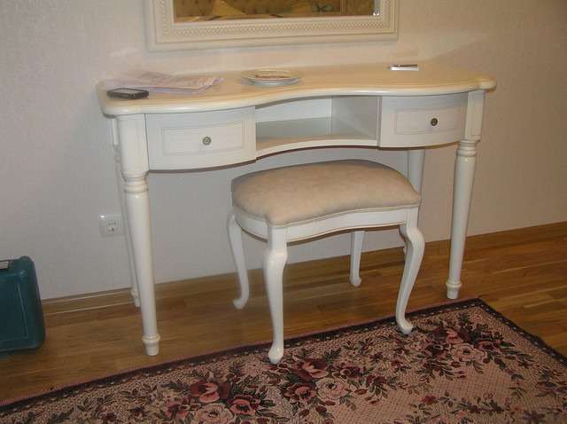 столик туалетный и пуф