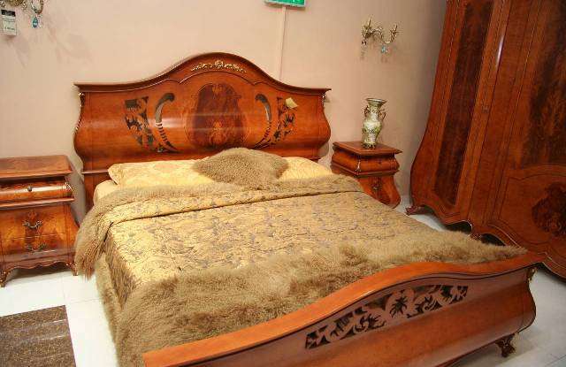 Как выбрать дерево для спальни из массива