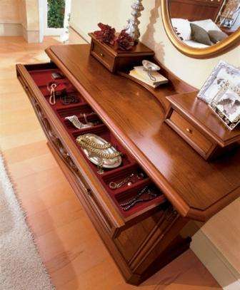 комод с зеркалом