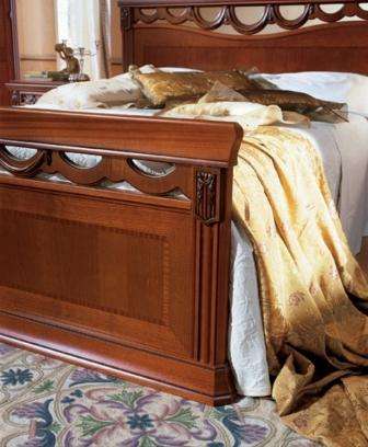 изножье кровати