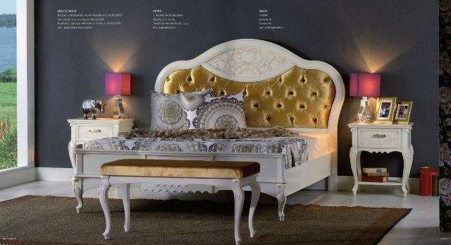 золотистое изголовье белой кровати