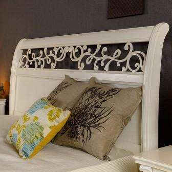 изголовье белой кровати