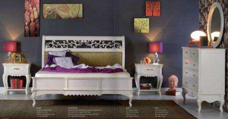 белая кровать с резным изголовьем