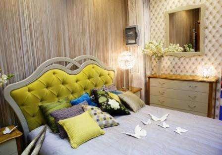 кровать с мягким изголовьем