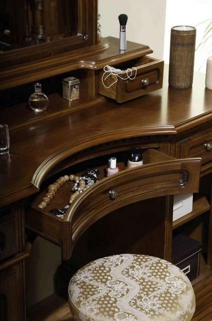 столик туалетный с зеркалом