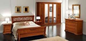 резное изголовье итальянской кровати