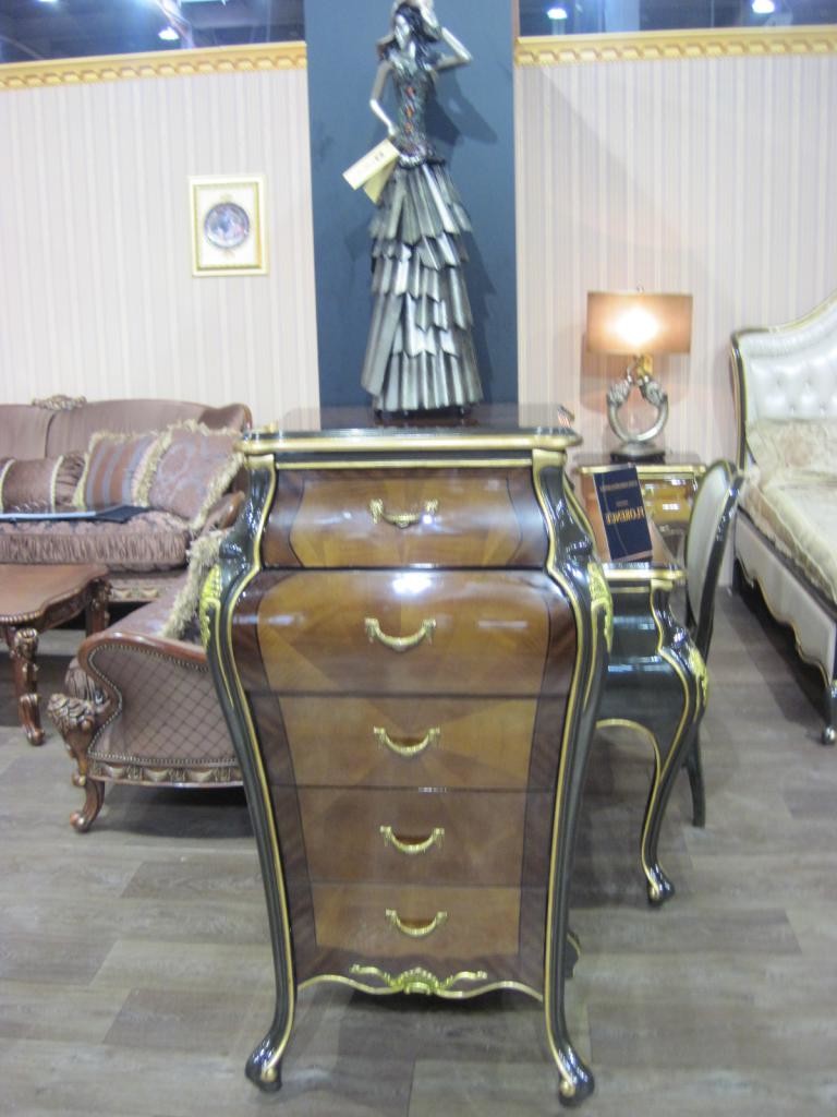 Банкетка сочетается по стилю исполнения со всей коллекцией мебели, поэтому поможет придать изюминку интерьеру и повысить комфорт в спальной зоне