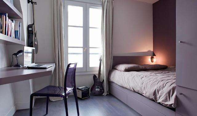 В спальнях с низкими потолками лучше расставлять низкую мебель, благо в стиле модерн такой предостаточно