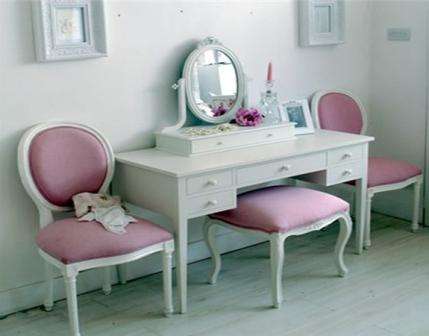 маленький столик с круглым зеркалом