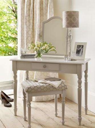 туалетка на высоких ножках