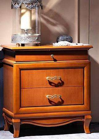 Тумбочка прикроватная с тремя ящиками